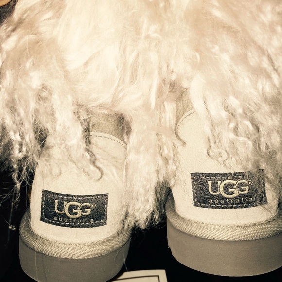 Ugg Mongolian sheep boots authentic 
Brand new in box
Size 5 
Gray - Picture 3 of 6